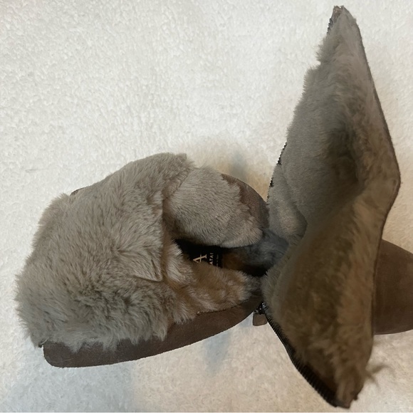 AQUATALIA "WANITA" TAUPE SUEDE LEATHER -FUR / SHEARLING LINED ZIP ANKLE BOOTS - Picture 13 of 14